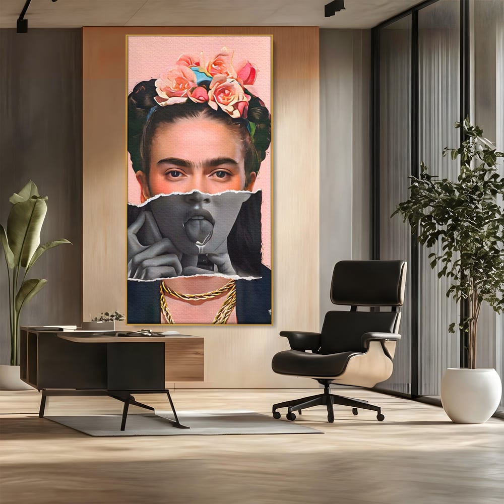 Tablou canvas cu tablou canvas cu portret collage, in rama de aluminiu auriu, pe perete intr-un birou